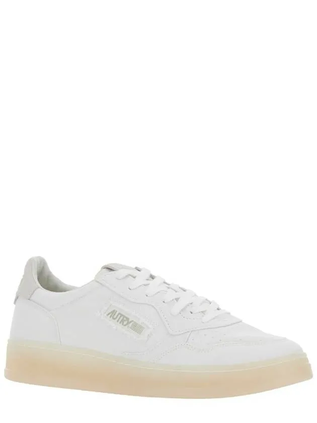 'Medalist' White Low Top Sneakers With Embossed Logo On The Tongue In Grained Leather Man