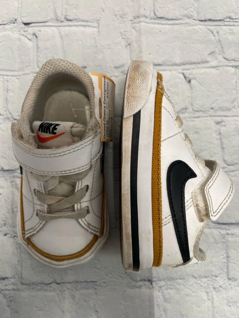 Size 4 Unisex White Nike Tennis Shoe