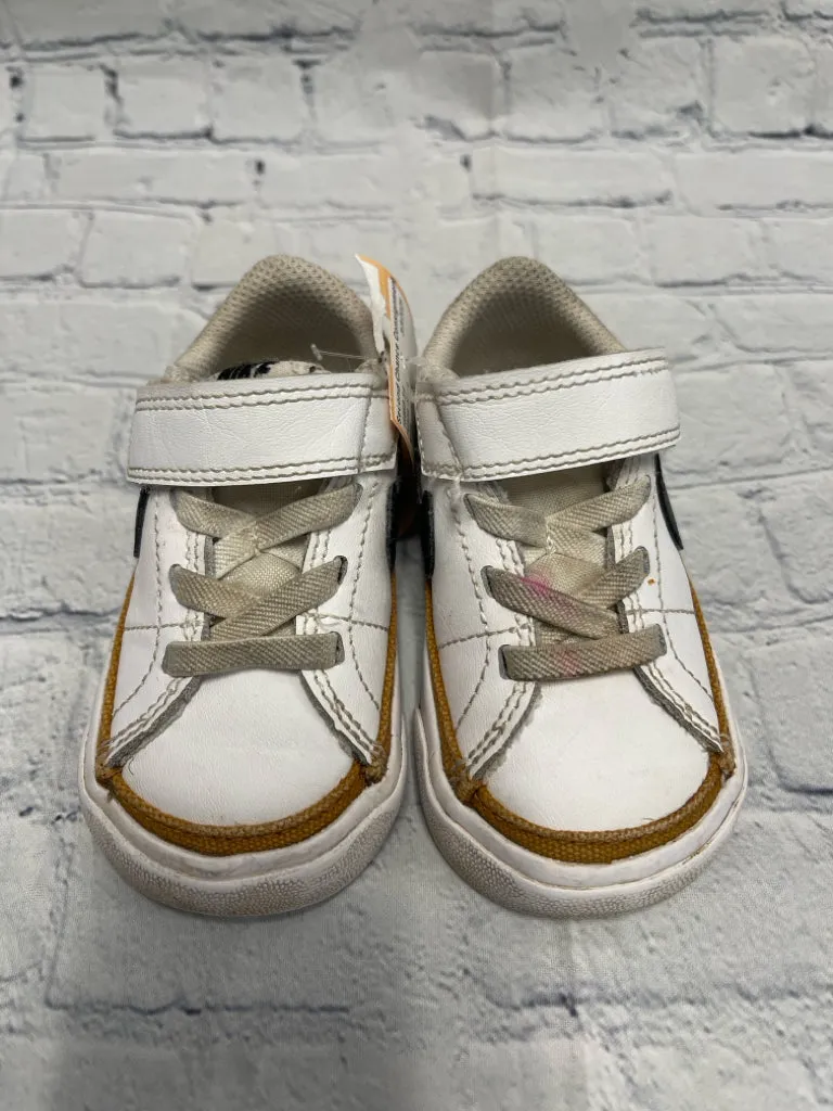 Size 4 Unisex White Nike Tennis Shoe