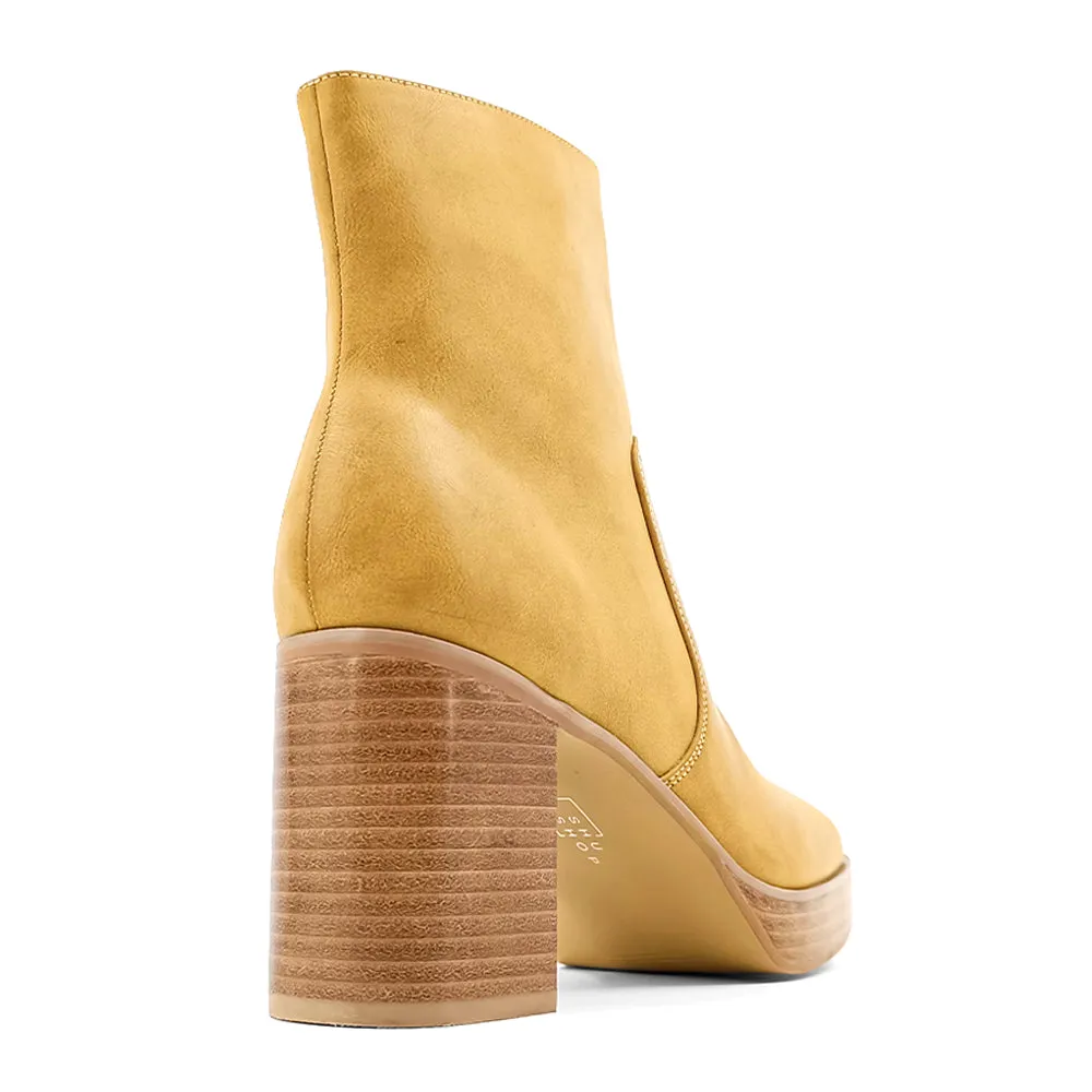 Vernita Round Toe Platform Boots